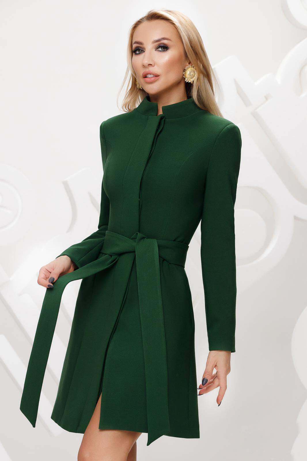 Cappotto verde smeraldo Artista in panno con collo alto, modello svasato e due cinture, giacca e cappotto elegante.