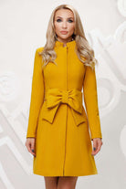 Cappotto giallo senape in panno Artista, con collo alto, svasato e due cinture, giacca elegante modello leggermente svasato.
