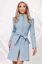 Giacche & Cappotti Artista, trench celeste in panno con collo alto, modello svasato e accessoriato con due cinture.