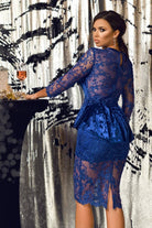 Abito a tubino blu elettrico Atmosphere in tulle e ciniglia, con maniche tre quarti e balza in vita, abbigliamento elegante.