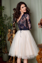 Abito princess Atmosphere corto con spalla mono, corpetto ricamato e gonna in tulle nude, elegante e femminile.