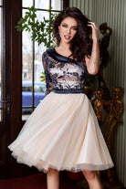 Abito princess Atmosphere corto con spalla monospalla, corpetto ricamato e gonna in tulle beige.