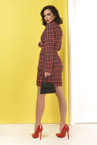 Completo tailleur Atmosphere con giacca doppio petto e gonna in lana tartan con fantasia scozzese, stile elegante e classico.