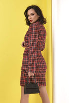 Completo tailleur Atmosphere con giacca doppiopetto e gonna in lana tartan con fantasia scozzese, stile elegante e classico.