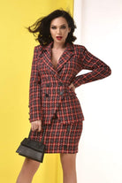 Completo tailleur Atmosphere in lana tartan con giacca doppio petto e gonna a fantasia scozzese, stile elegante e classico.