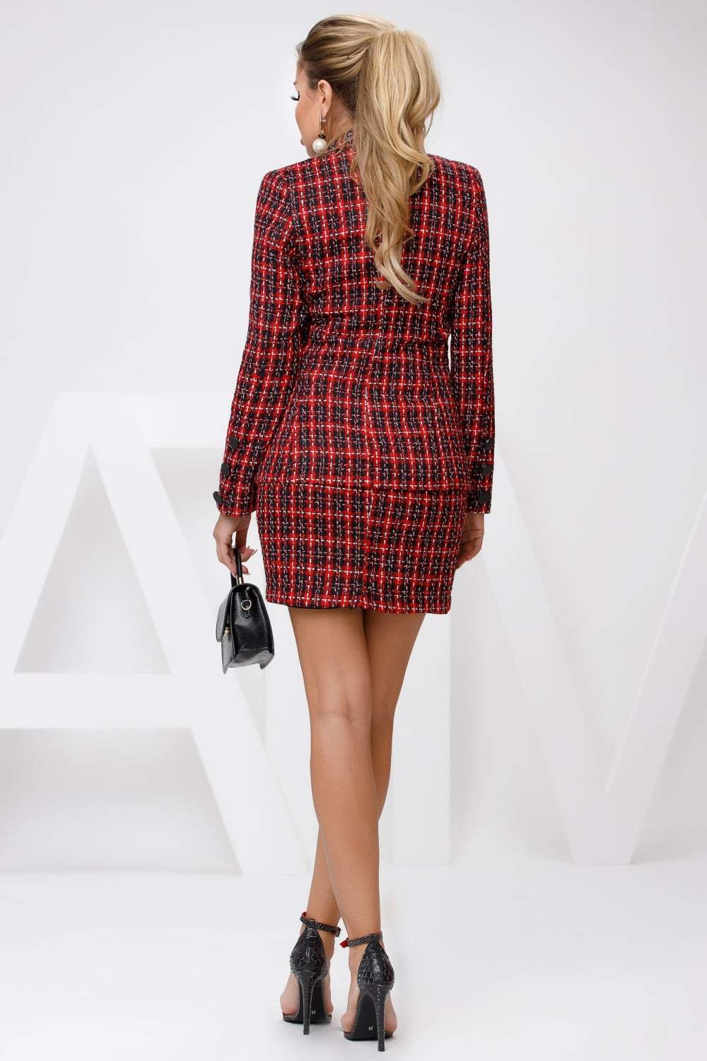 Completo tailleur Atmosphere con giacca doppio petto e gonna in lana tartan scozzese, stile elegante e classico.