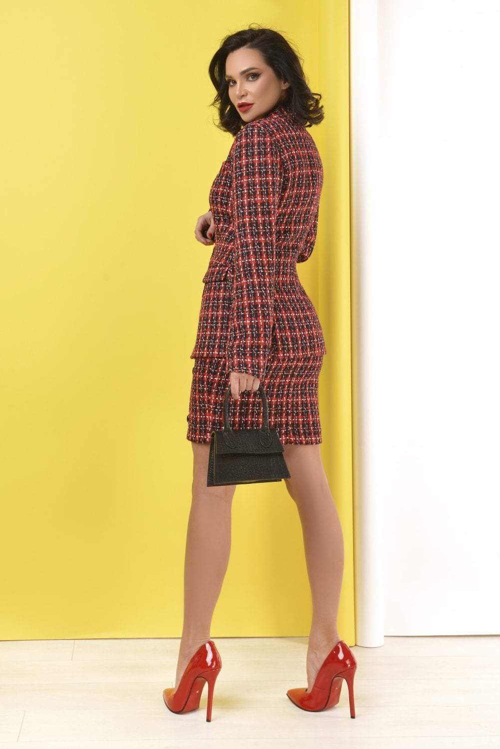 Completo tailleur Atmosphere con giacca doppio petto e gonna in lana tartan scozzese, stile elegante e classico.
