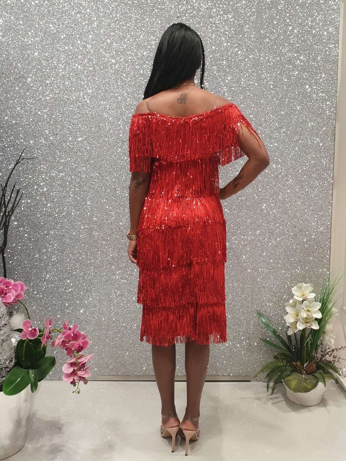 Abito rosso Moda Mania corti con frange decorative in paillettes e scollo a barchetta, dettaglio di abito elegante e di tendenza