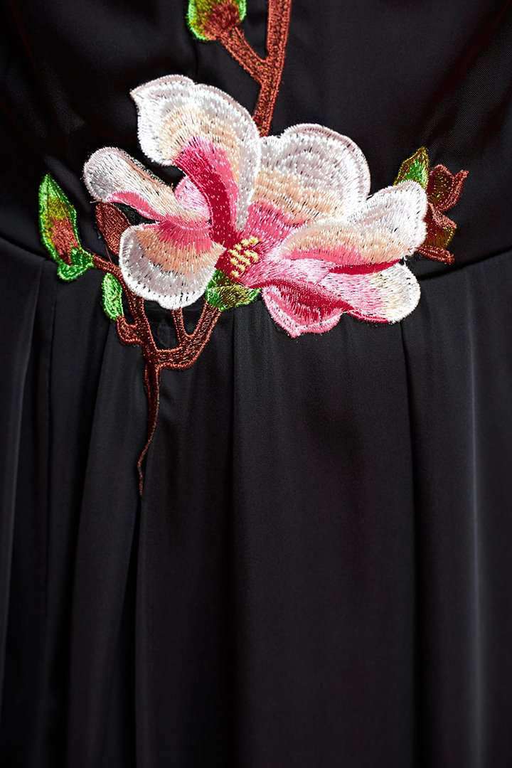 Abito lungo svasato nero Artista con ricamo floreale frontale, maniche a tre quarti con volants, elegante e femminile.