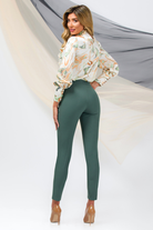 Blusa bianco avorio a fantasia astratta Pretty Girl con collo alto e dettaglio jabout, tessuto leggero e stile elegante.