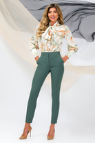Blusa bianco avorio a fantasia astratta Pretty Girl con collo alto e dettaglio jabout, vestibilità elegante e femminile.
