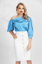 Blusa celeste mono spalla Pretty Girl in tessuto satinato con maniche tre quarti a sbuffo, dettaglio elegante e alla moda.