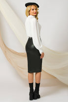 Blusa elegante bianca Pretty Girl con collo e polsini rifiniti in pizzo, tessuto leggero e dettagli raffinati.