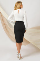 Blusa elegante bianca Pretty Girl con collo e polsini rifiniti in pizzo, tessuto leggero e dettagli raffinati.