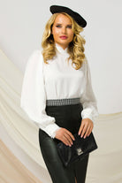 Blusa bianca elegante Pretty Girl con collo e polsini rifiniti in pizzo, tessuto leggero e stile raffinato.