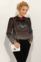Blusa elegante Fofy a fantasia sfumata con pois bianchi, dettaglio con jabout e fiocco decorativo rosso, tessuto leggero e raffinato