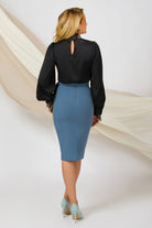 Blusa elegante nera Pretty Girl con collo e polsini rifiniti in pizzo, tessuto leggero e dettagli raffinati.