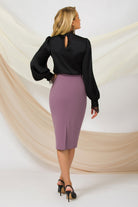 Blusa elegante nera Pretty Girl con collo e polsini in pizzo, morbida e raffinata, dettaglio visibile in primo piano.