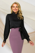 Blusa elegante nera Pretty Girl con collo e polsini in pizzo, tessuto morbido, dettagli raffinati, vista frontale.