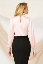 Blusa elegante rosa Pretty Girl con collo e polsini rifiniti in pizzo, tessuto leggero e dettagli raffinati.