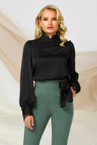 Blusa elegante nera Pretty Girl con collo e polsini in pizzo, morbida e raffinata, vista frontale.