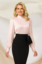 Blusa elegante rosa Pretty Girl con collo e polsini rifiniti in pizzo, tessuto leggero e dettagli raffinati.