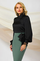 Blusa elegante nera Pretty Girl con collo e polsini in pizzo, tessuto morbido e dettagli raffinati, vista frontale.