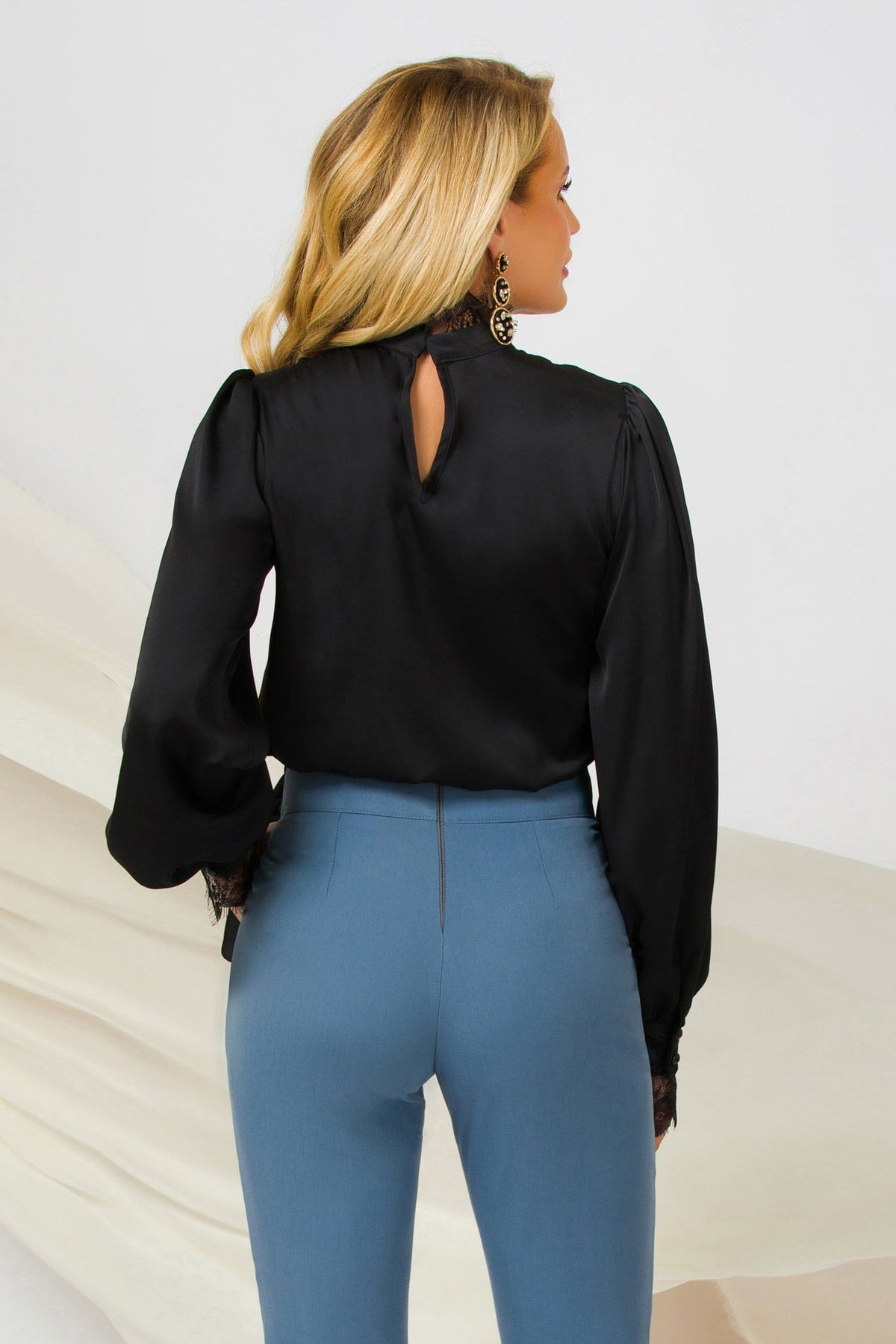 Blusa elegante nera Pretty Girl con collo e polsini in pizzo, dettagli raffinati, vestibilità femminile e tessuto morbido.