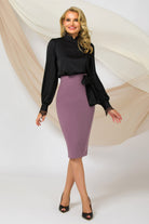 Blusa elegante nera Pretty Girl con collo e polsini in pizzo, dettagli raffinati e tessuto morbido, ideale per occasioni speciali