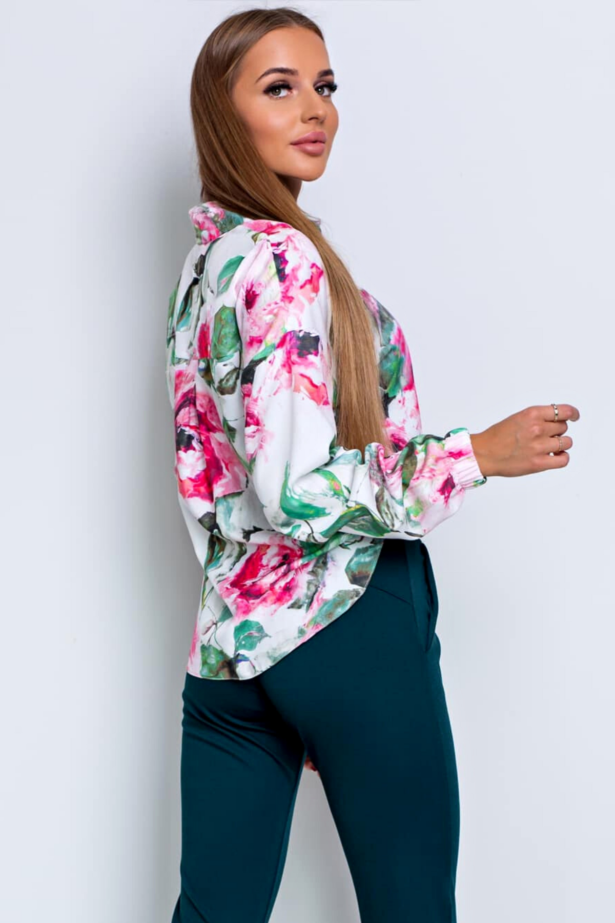 Camicia bianca a fantasia floreale con bottoni Moda-Mania, tessuto leggero e dettagli eleganti per un look femminile e raffinato.