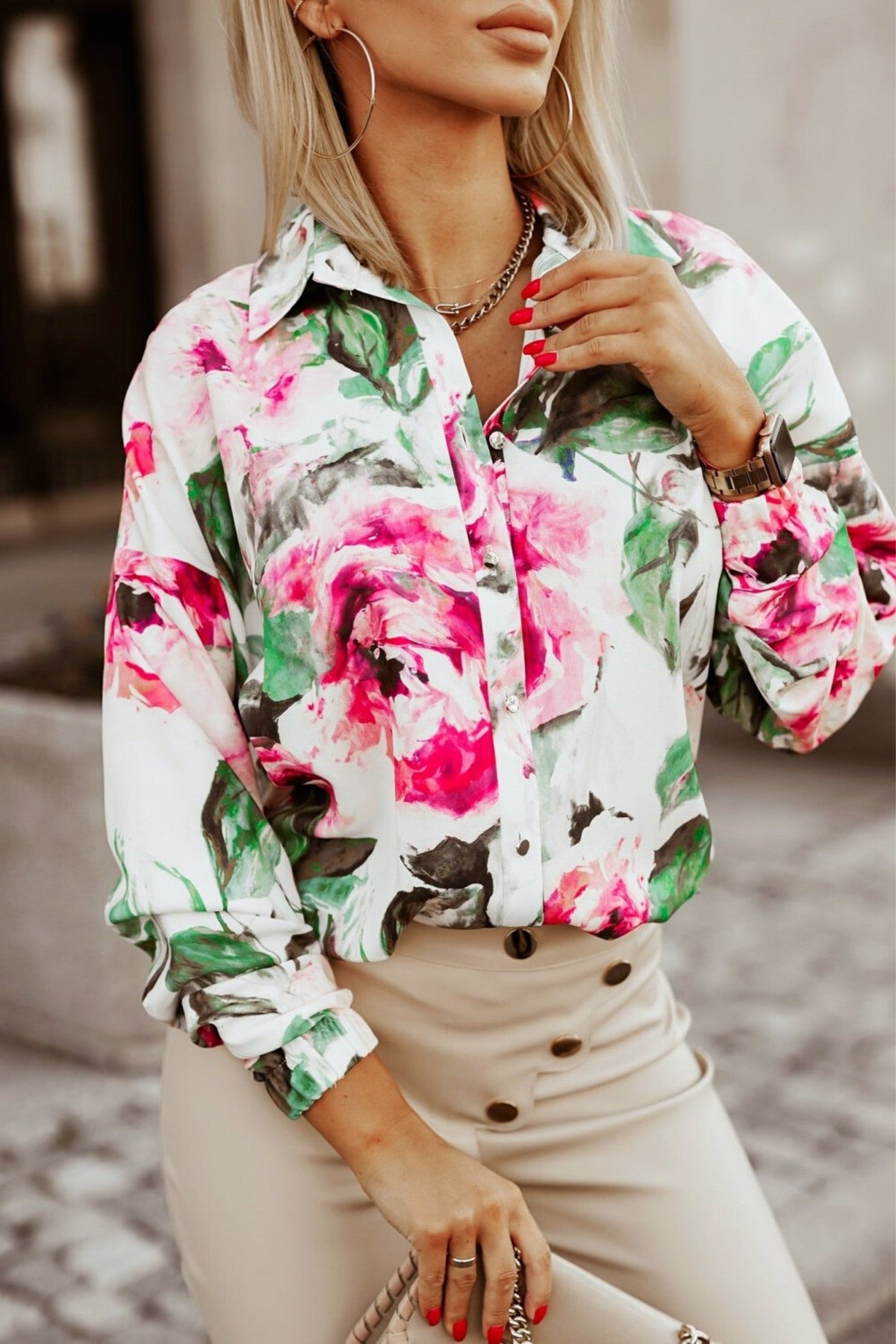 Camicia bianca Moda-Mania a fantasia floreale con bottoni, maniche lunghe e collo classico, tessuto leggero e elegante.
