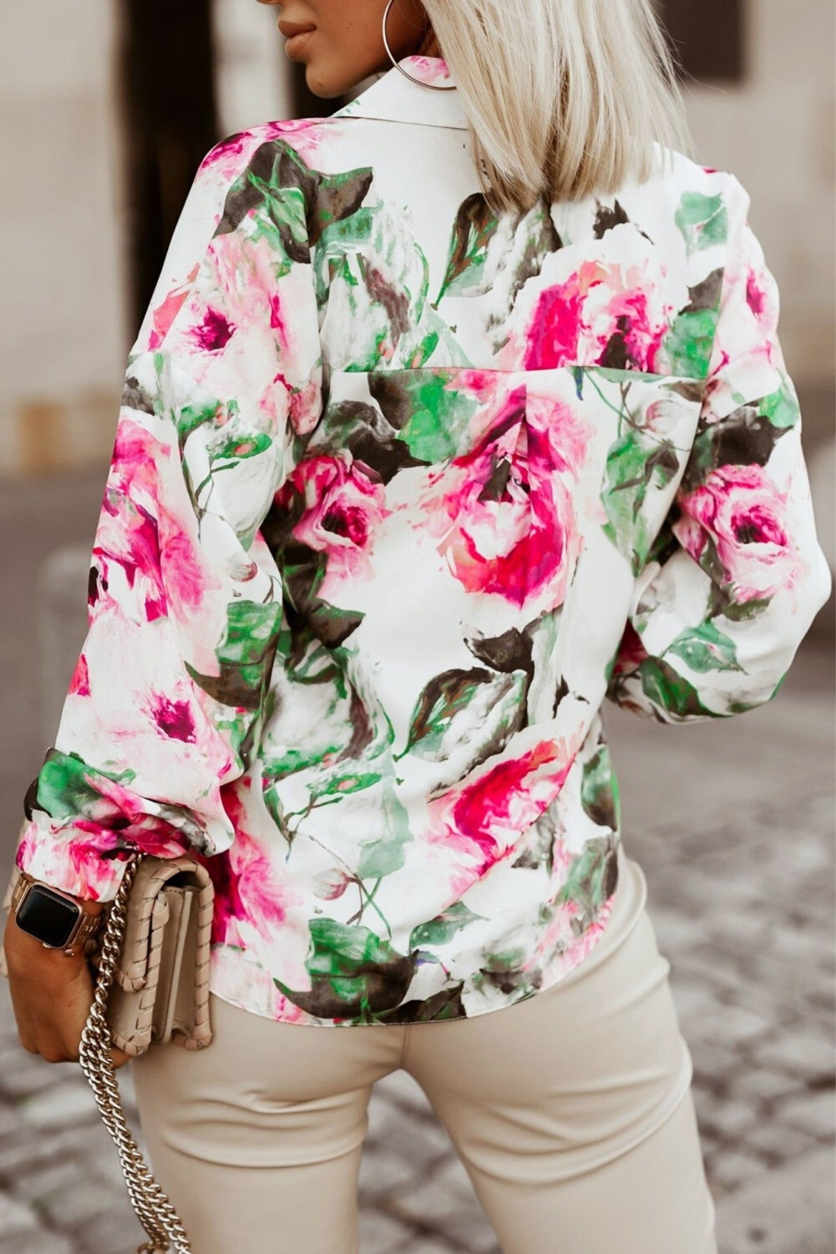 Camicia bianca a fantasia floreale con bottoni Moda-Mania, tessuto leggero e dettagli floreali, stile elegante e femminile.