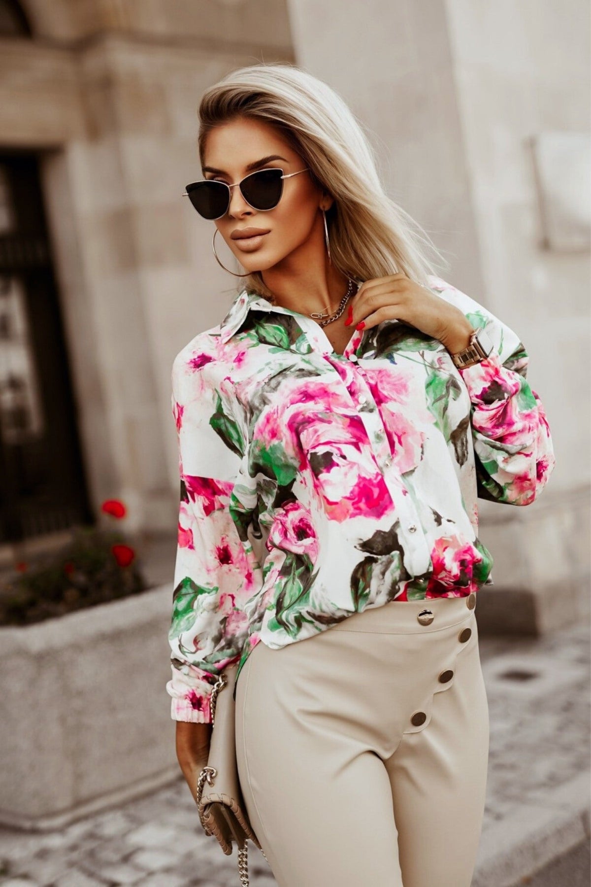 Camicia bianca a fantasia floreale Moda-Mania con bottoni, maniche lunghe e stile elegante, visibile in dettaglio.