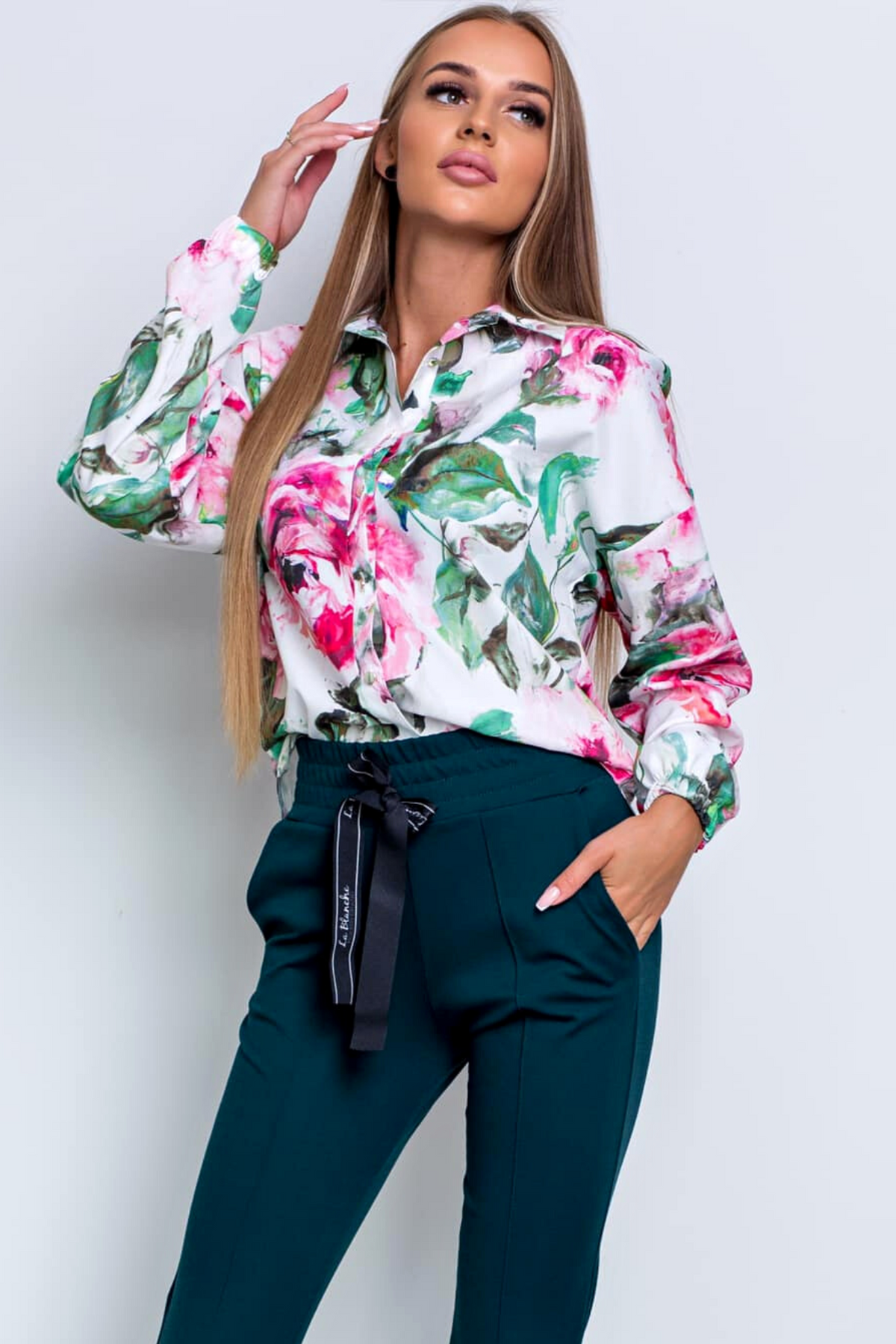 Camicia bianca a fantasia floreale Moda-Mania con bottoni, tessuto leggero e dettagli floreali, vista frontale della camicia.