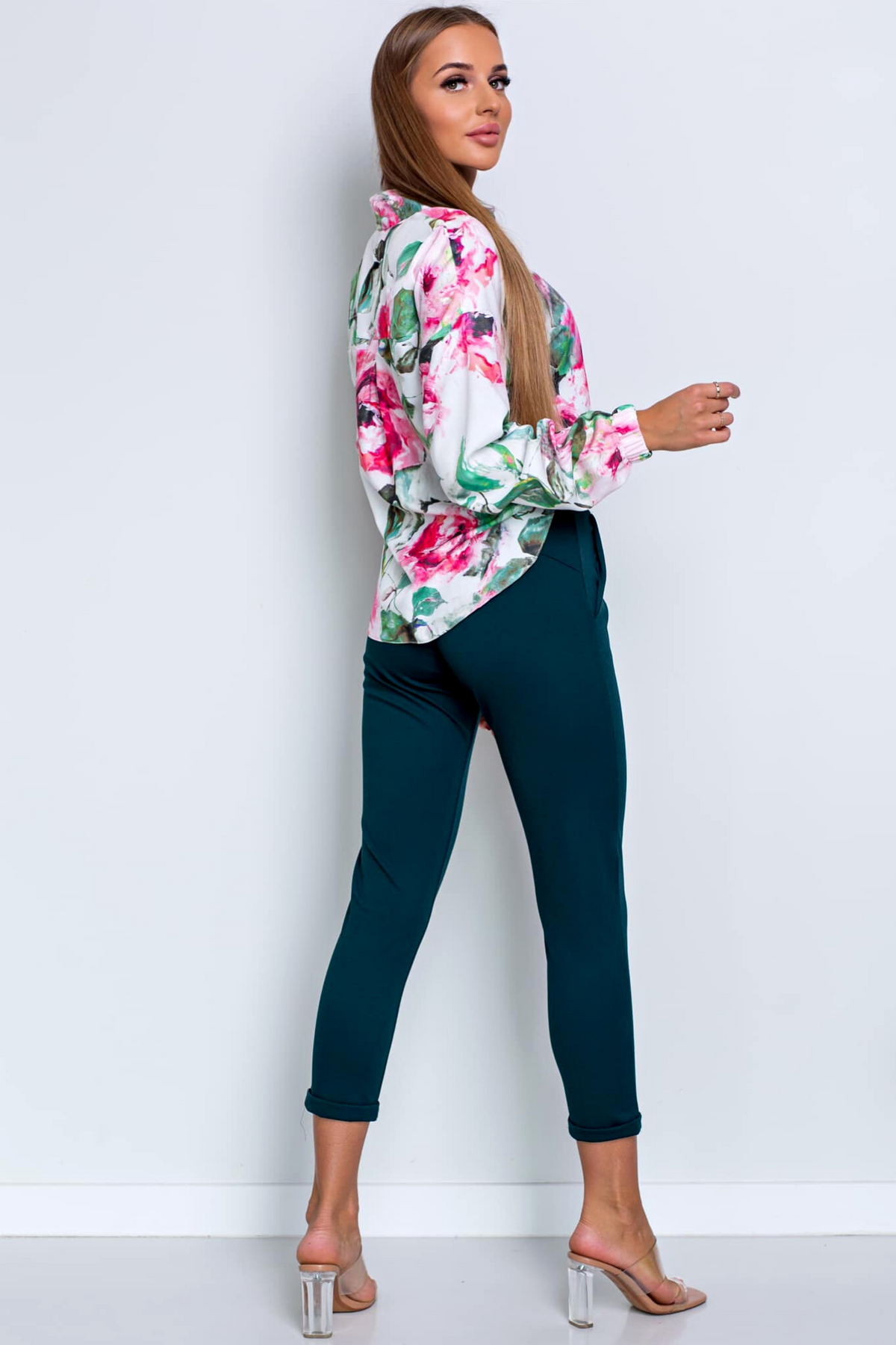 Camicia bianca Moda-Mania con fantasia floreale, bottoni decorativi, tessuto leggero, maniche lunghe e collo classico.