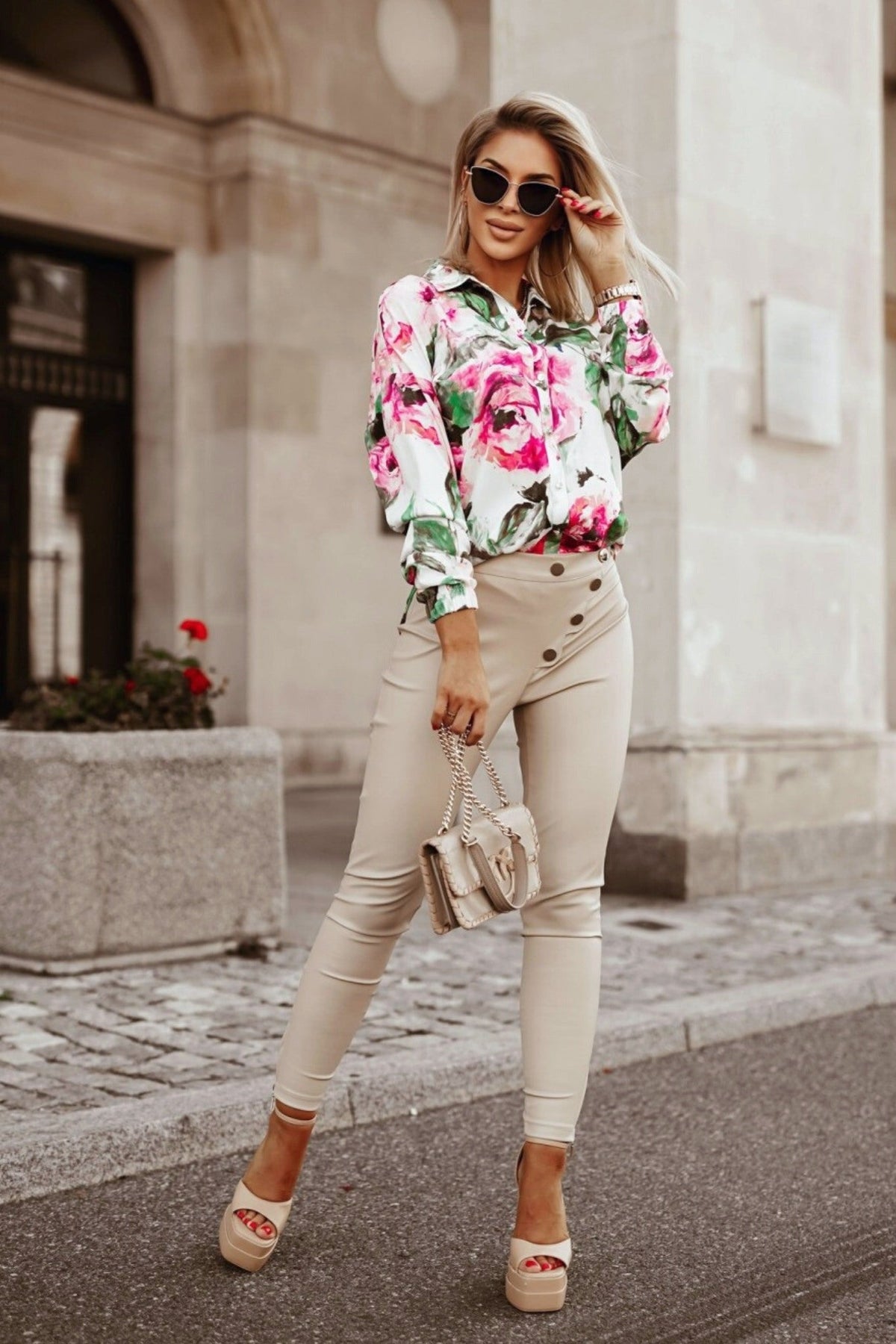 Camicia bianca Moda-Mania a fantasia floreale con bottoni, dettagli eleganti e tessuto leggero, ideale per look estivi e casual.