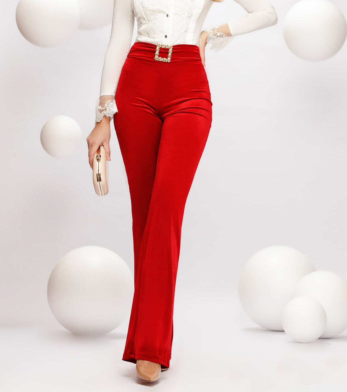 Camicia body bianca Fofy con scollatura, polsini in pizzo e spilla decorativa, elegante e femminile.