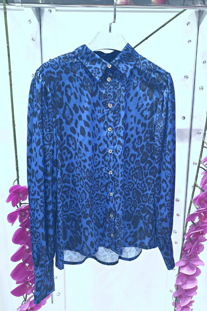 Camicia elegante a fantasia leopardata blu con maniche a sbuffo e bottoni gioiello