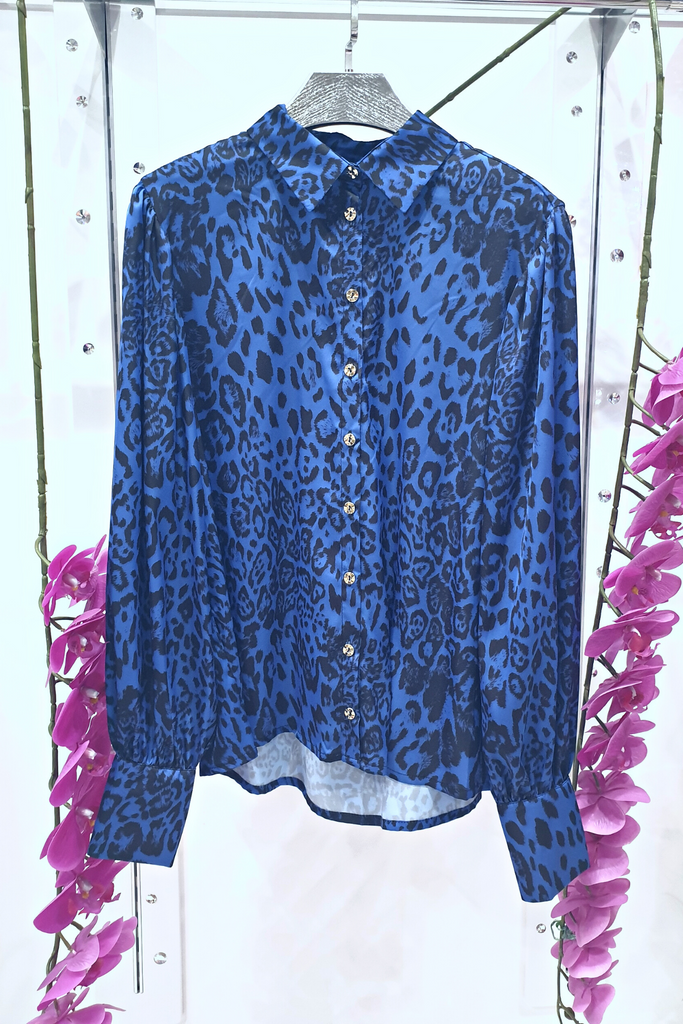 Camicia elegante a fantasia leopardata blu con maniche a sbuffo e bottoni gioiello