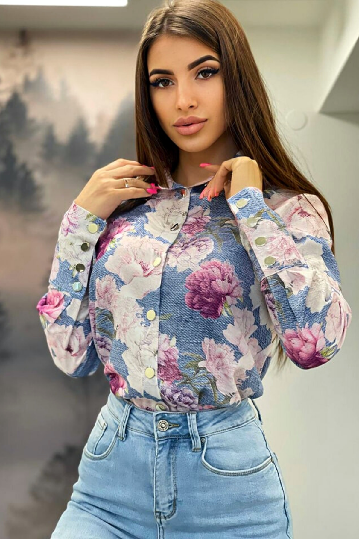 Camicia elegante bianca Moda-Mania con fantasia floreale rosa e bottoni dorati, tessuto leggero e dettagli raffinati.