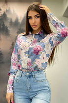 Camicia elegante bianca Moda-Mania con fantasia floreale rosa, bottoni dorati, maniche lunghe e tessuto leggero.