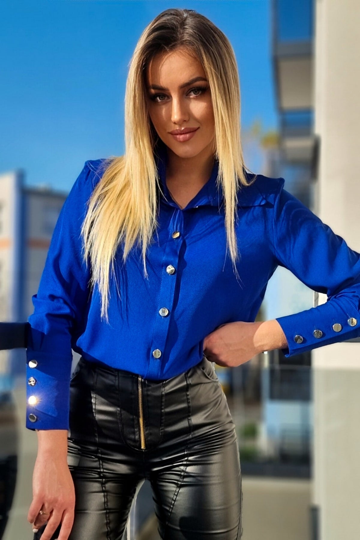 Camicia elegante blu elettrico Moda-Mania con polsini alti e bottoni dorati, tessuto raffinato e dettagli sofisticati.