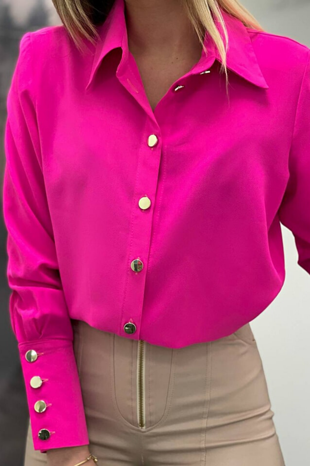 Camicia elegante fucsia Moda-Mania con polsini alti e bottoni dorati, tessuto fluido e dettagli raffinati.