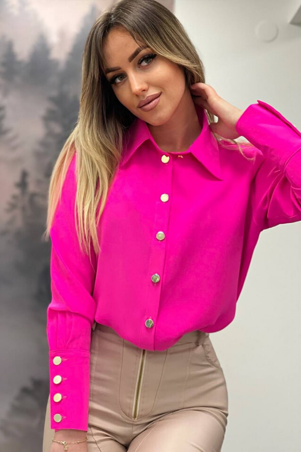 Camicia elegante fucsia Moda-Mania con polsini alti e bottoni dorati, tessuto leggero e dettagli raffinati.