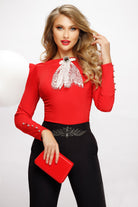 Camicia elegante rossa Fofy con cravatta in pizzo bianco, maniche con aperture e dettagli in tulle, modello sofisticato.