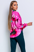 Camicia fucsia a fantasia floreale con bottoni Moda-Mania, tessuto leggero e dettagli raffinati, vestibilità elegante.