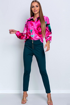 Camicia fucsia a fantasia floreale con bottoni Moda-Mania, morbida e leggera, con collo classico e maniche a manica lunga.
