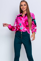 Camicie Moda-Mania fucsia con fantasia floreale e bottoni, tessuto leggero e dettagli eleganti visibili in immagine.
