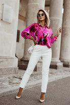 Camicia fucsia a fantasia floreale con bottoni Moda-Mania, maniche lunghe e collo classico, vista frontale dettagliata.