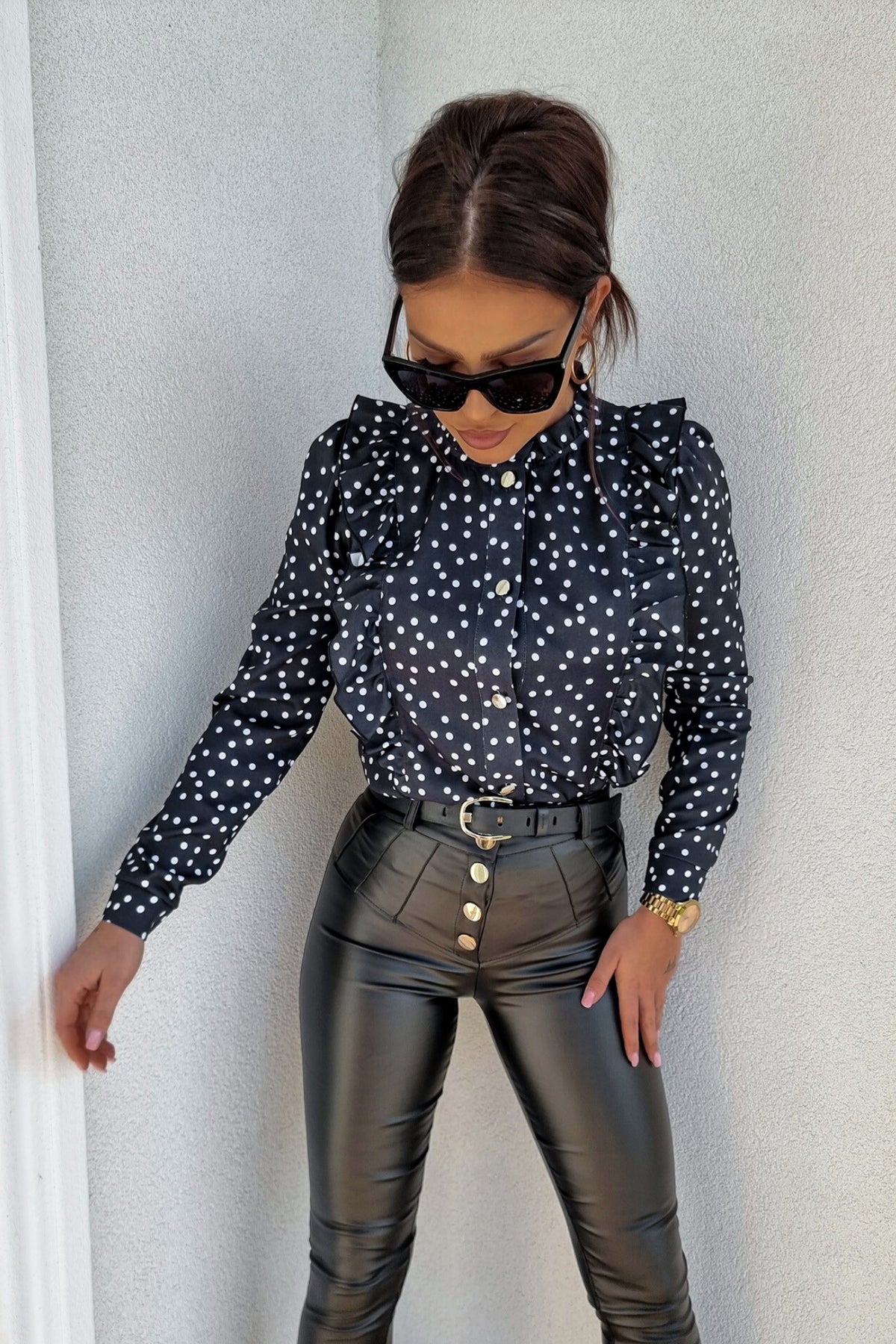 Camicia nera Moda-Mania con stampa pois bianchi, dettagli rouches e bottoni dorati, tessuto leggero e stile elegante.